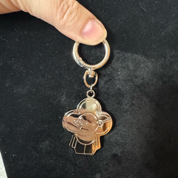Silver Flower LV Keychain bag charm - Picture 4 of 5